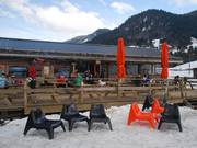 At the base station of the Crêtes du Midi chairlift (Praz sur Arly). This bar invites guests to relax until shortly after the slopes close