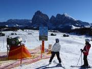 Clear signposting on the Alpe di Siusi (Seiser Alm)