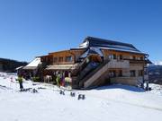 Hiasl Zirbenhütte: huts, holiday apartments and double rooms right next to the ski slope