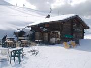 This cozy mountain hut is just below the Crêt du Midi mountain station on the home mountain of Praz sur Arly