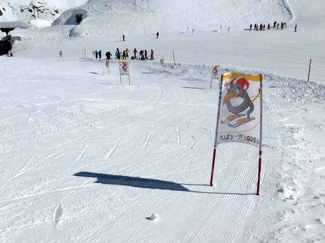 Bobo's children's club run by the Ski & Board Academy Moelltal Glacier
