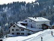 The Berghotel Tgantieni offers accommodation in the middle of the ski resort
