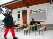 Open only when the ski area is crowded: snack bar at the base station