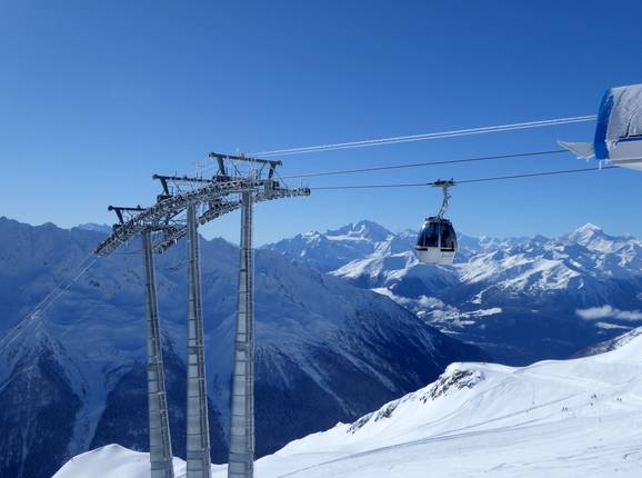 Hockenhorngrat gondola lift at 3,111 m