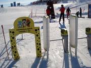 Child-friendly access to the lifts