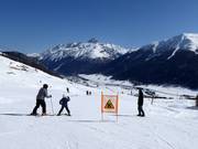 Start of the ski day in the ski resort of Zuoz
