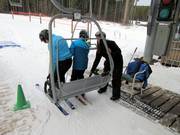 Assistance during boarding at the double chairlift
