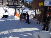Assistance with boarding at the double chairlift