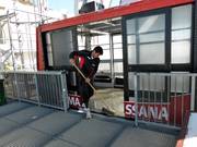 Cleaning the cable car lift