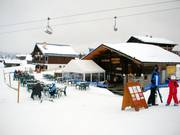 The Chalet des Frumiers is another Après-ski spot in Les Saisies, right under the Chard du Beurre chairlift.