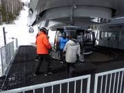 Assistance with boarding at the gondola lift