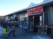 One-stop shopping: Rental shop and ski school at the base station of the Ettelsberg cable car lift