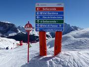 Signposting of slopes in the ski resort of Val Gardena