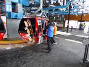 Assistance with boarding at the gondola lift