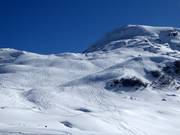 Powder snow slopes between Alpetli and Tamboalp 