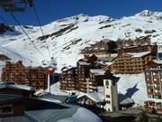 Val Thorens lies directly in the ski resort