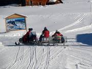 Skidoos transport visitors to accommodation on the Tauplitzalm