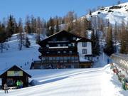 Hotel Alpen Arnika in the middle of the ski resort 
