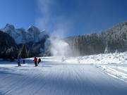 Snow production with snow guns in the Dachstein West ski resort