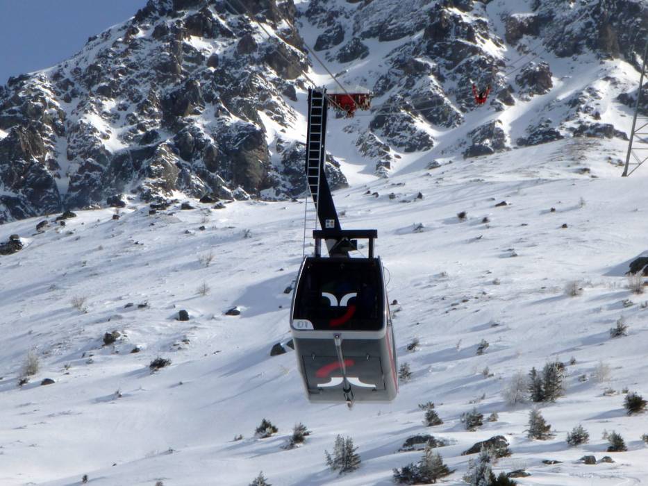 Aerial tramway lifts reversible ropeway lifts