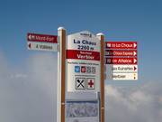 Slope signage with piste map in Verbier