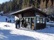 Well-maintained ticket desk area at the Breiteben lift base station