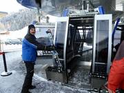 Assistance when boarding the gondola lift
