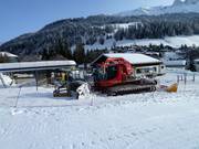 Groomer with winch for steep slopes
