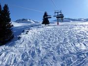 Powder tracks at the 8-seater chairlift Enzian