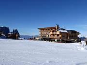 Hotel Goldknopf directly on the slope