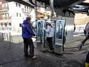 At the Pozza-Buffaure valley station, skis are also placed in the gondola.