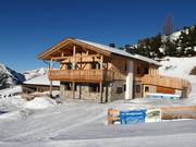 Almhaus Morgenrast in the middle of the ski area