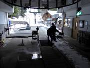 Assistance when boarding the single chairlift Schwebelift Bayrischzell