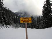 Attentive warning signs in case of low snow conditions