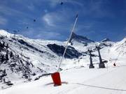 Snow lances in the lower part of the Spannagelabfahrt