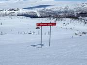 Signposting of the easy slope from the summit to the valley