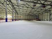 Dedicated beginner area with rope lift in the valley section of the ski hall