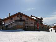 Le Lac Blanc - large, self-service restaurant in Alpe d'Huez