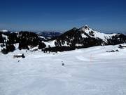 Hesisbolpiste slope and view of the Roggenstock