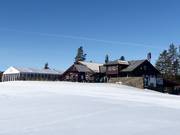 Well-maintained ski lodge with restaurant, ski rental, and ticket office