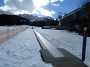 Conveyor belt for beginners in front of the McTirol Hotel