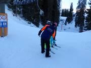 Assistance when getting on the drag lift