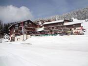 In the valley station area of the Bisanne 1500 station, you will find the restaurant Le Coeur de Bisanne (on the left).