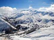 Saint Sorlin d’Arves and its ski slopes beneath the Pic de L’Etendard (3464 m) 