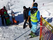 Assistance when getting on the drag lift