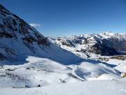 Difficult slopes and powder snow runs start on the Collado de Basibé