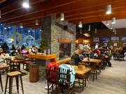 Cozy après-ski at 7 Summits with a view of the slopes