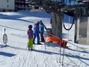 Assistance when getting on the drag lift