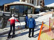 Assistance when getting on the platter lift