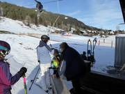 The pole is handed to skiers at the Dorflift.